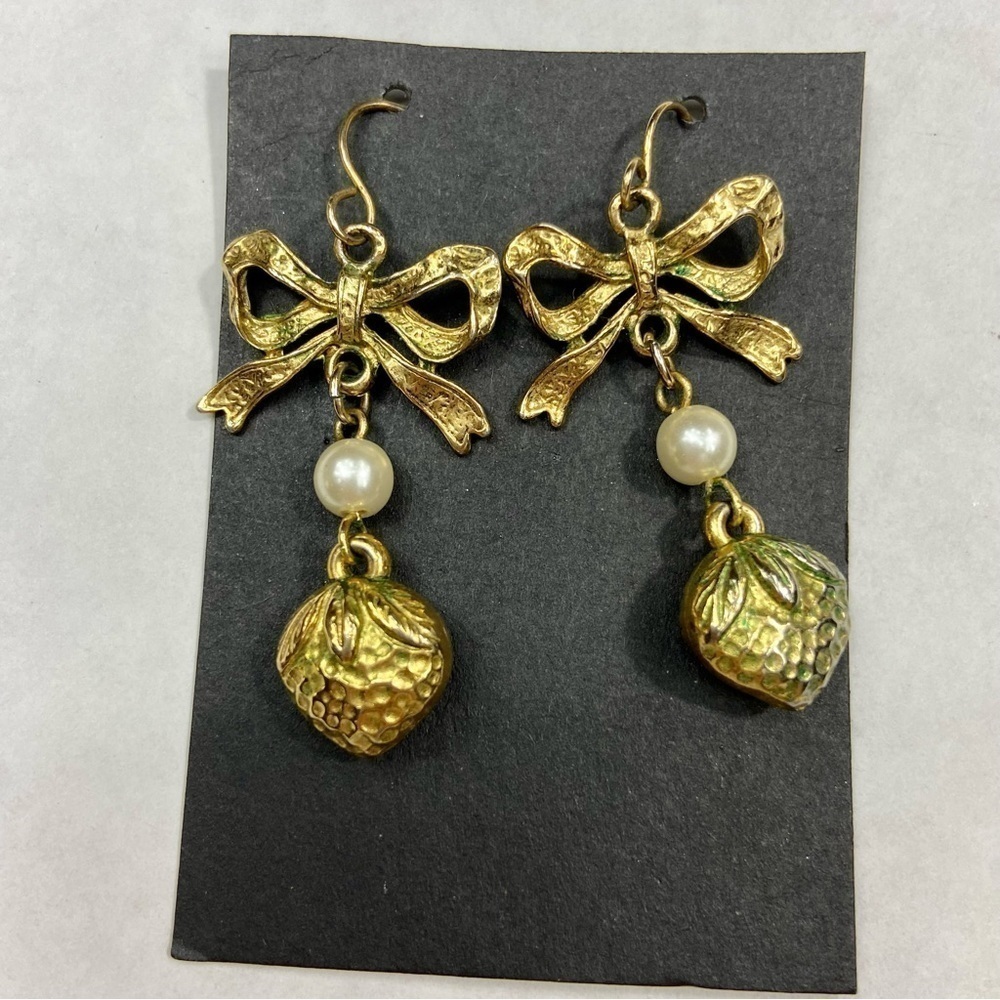 Vintage gold strawberries, bows and pearls dangle earrings - Picture 4 of 7